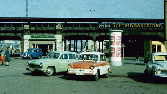 Alte Autos, Erika-Schreibmaschinen und die Drogerie Arnhold am Dresdner Hauptbahnhof ca. 1962.